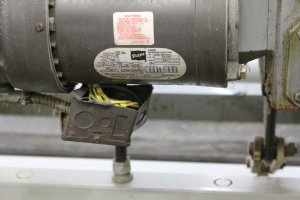 On découvre souvent des boîtiers de connexion endommagés. Ici, ce moto-réducteur va assurément subir un court-circuit.